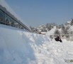Čišćenje snijega sa sportske dvorane u Palama