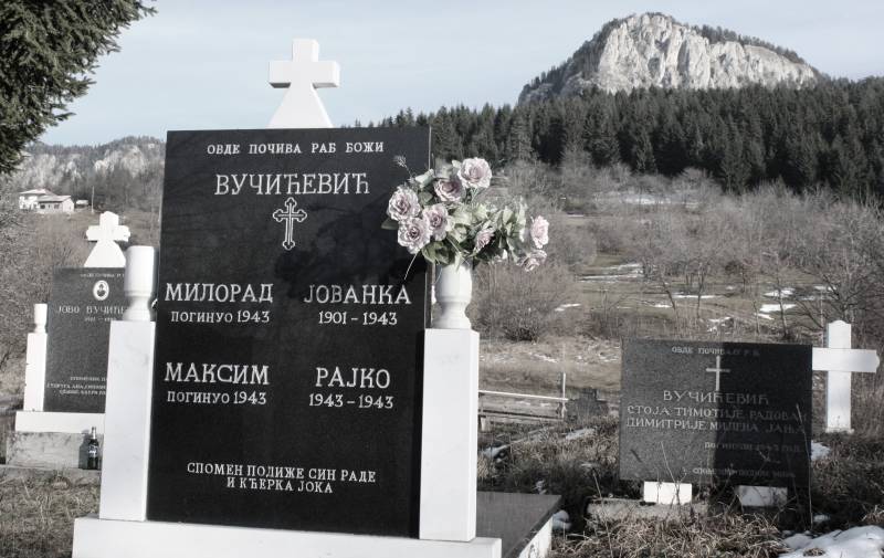 Joka i Rade podižu spomenik svojim nastradalim među kojima je i jednogodišnjiRajko