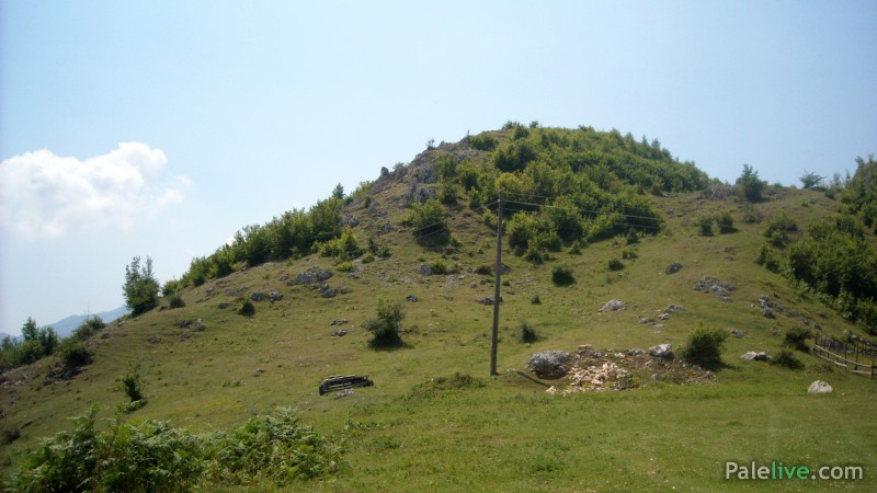 Mjesto na kome su rađena iskopavanja, iznad je Gradac