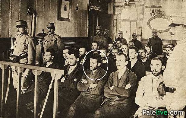 Na suđenju, u prvom redu sa lijeva na desno sjede: Nedeljko Čabrinović, Trifko Grabež, Gavrilo Princip, Danilo Ilić i Miško Jovanović