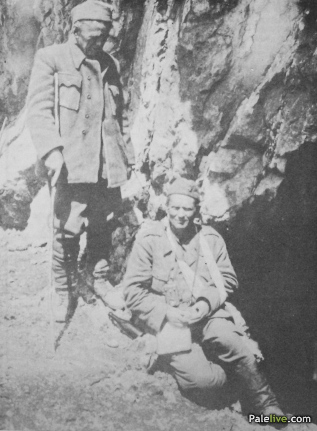 Tito i Ivan Ribar pred pećinom u Bogovićima