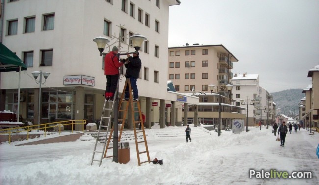 Šetalište Pale postavljanje ukrasa