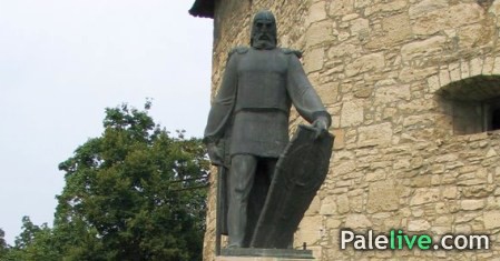 Spomenik Baba Novaku u Klužu Spomenik Baba Novaku u rumunskom gradu Kluž. Danas u Klužu postoji ulica, trg, kula, pa čak i lokalni bend koji nosi naziv Baba Novaka.