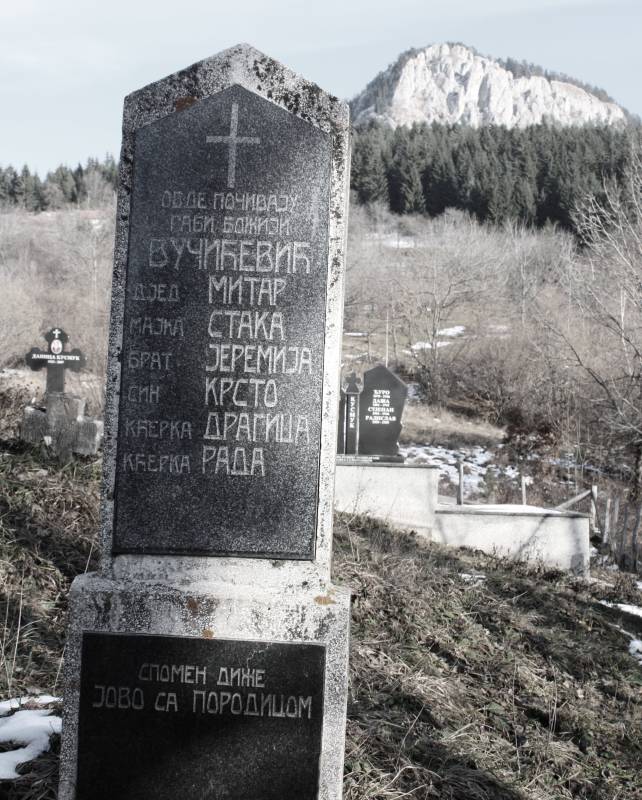 Spomenik koji je Jovo Vučićević podigao svojim najmilijim koji su stradali 1943 godine