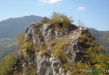 Stari grad na sastavcima Paljanske i Mokranjske Miljacke Ostaci kule na 1074 m nadmorske visine