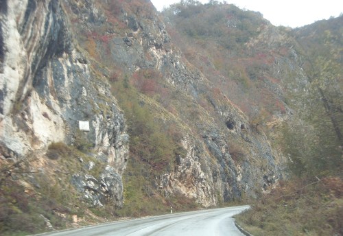 Stijena Skakavac, na njoj spomen ploča poginulom alpinisti, više nje male pećine. Možda ulaz u Popovu pećinu!?