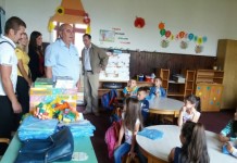 Predstavnici opštinskog odbora NDP-a podijelili poklone učenicima prvih razreda osnovnih škola