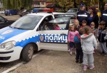 Mališani posjetili policajce