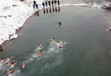 Nenad Lubura prvi doplivao do Časnog krsta