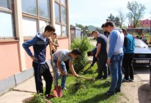 Učenici i profesori u akciji čišćenja dvorišta Tehničke škole