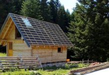 Koliba postavljena na novoj lokaciji Koliba "Crvene stijene" PD "Glasinac"