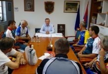 Učesnici biciklističkog maratona kod zamjenika gradonačelnika Učesnici biciklističkog maratona kod zamjenika gradonačelnika