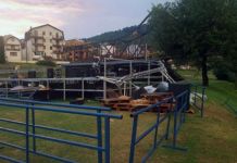 Jak vjetar oborio drvo na automobil i srušio ljetnu pozornicu Jak vjetar oborio drvo na automobil i srušio ljetnu pozornicu