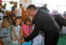 Načelnik opštine uručio poklone prvačićima Načelnik opštine uručio poklone prvačićima