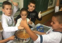 Učenici spremili džem od breskve