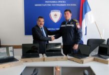 Nagradio policiju računarima za požrtvovanost pri gašenju požara Nagradio policiju računarima za požrtvovanost pri gašenju požara