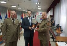 Gradonačelniku Istočnog Sarajeva zahvalnica 3. pješadijskog (Republika Srpska) puka Gradonačelniku Istočnog Sarajeva zahvalnica 3. pješadijskog (Republika Srpska) puka