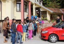 Učenici i predstavnici Crvenog krsta posjetili Dom za stara lica Učenici i predstavnici Crvenog krsta posjetili Dom za stara lica