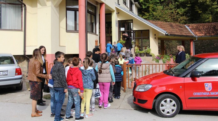 Učenici i predstavnici Crvenog krsta posjetili Dom za stara lica