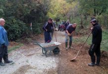 Uz podršku opštine, mještani uređuju put Uz podršku opštine, mještani uređuju put
