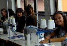 Obuka žena za rad na šivaćim mašinama i kompjuterima