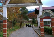 Bačena bomba pored automobila mitropolita Hrizostoma Bačena bomba pored automobila mitropolita Hrizostoma