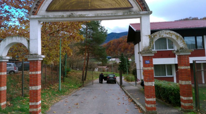 Bačena bomba pored automobila mitropolita Hrizostoma