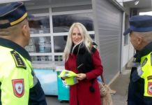 Pješacima podijeljeni svjetloodbojni prsluci Pješacima podijeljeni svjetloodbojni prsluci