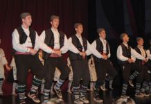 Ansambl „Kriva Reka“ sa Kosmeta nastupio pred zvorničkom publikom Ansambl "Kriva Reka" sa Kosmeta nastupio pred zvorničkom publikom