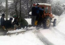 Improvizovanom grtalicom očistili lokalni put Improvizovanom grtalicom očistili lokalni put