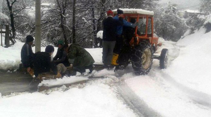 Improvizovanom grtalicom očistili lokalni put