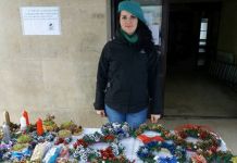 Profesor engleskog jezika izrađuje novogodišnje ukrase