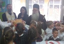 Mitropolit Hrizostom radost Nikoljdana podijelio sa mališanima Mitropolit Hrizostom radost Nikoljdana podijelio sa mališanima