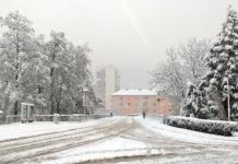 Snijeg oštetio dalekovode i usporio saobraćaj Snijeg oštetio dalekovode i usporio saobraćaj