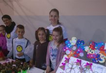 Učenici prodavali novogodišnje ukrase i suvenire Učenici prodavali novogodišnje ukrase i suvenire