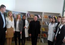 Otvorena biblioteka za potrebe radno-okupacione terapije OTVORENA BIBLIOTEKA ZA POTREBE RADNO-OKUPACIONE TERAPIJESOKOLAC, 31. JANUARA /SRNA/ - U Zavodu za forenzičku psihijatriju na Sokocu danas je otvorena biblioteka koja za sada raspolaže sa 800 knjiga, koje će koristiti pacijenti ove ustanove u okviru radno-okupacione terapije, rekao je Srni vršilac dužnosti direktora Zavoda Bojan Koprivica.On je ovom prilikom zahvalio Matičnoj biblioteci Istočno Sarajevo, Narodnoj biblioteci Sokolac i Izdavačkoj kući "Bajbuk" Sarajevo, koje su donirale knjige neophodne za početak rada ove zavodske biblioteke. "Otvaranje biblioteke za nas predstavlja veliki napredak u samom početku razvoja radno-okupacione terapije, gdje će pacijenti provoditi dio vremena", kaže Koprivica. On je izrazio nadu da će se u najskorije vrijeme u Zavodu forimirati ostali dijelovi radno-okupacione terapije u tri prostorije predviđene za različite oblike terapije, na površini od 200 metara kvadratnih. Vršilac dužnosti direktora Matične biblioteke Istočno Sarajevo Nataša Trifković ističe da je ova biblioteka najvećim dijelom doprinijela otvaranju biblioteke u okviru Zavoda za forenzičku psihijatriju na Sokocu. "Od sada će korisnici ove ustanove imati svakodnevno, u okviru radne terapije, mogućnost da koriste raspoloživi knjižni fond, da čitaju i poboljšaju svoje potrebe. Mi smo za tu namjenu poklonili oko 600 knjiga za ovu biblioteku", kaže Trifkovićeva. Ona je izrazila nadu da će se svi vidovi saradnje za zaposlenima u biblioteci Zavoda na Sokocu razvijati i dalje. Direktoru Narodne biblioteke Sokolac Snježani Soldar Madžgalj izuzetno je drago što je ova biblioteka bila u mogućnosti da pomogne u formiranju knjižnog fonda bibliteke Zavoda za forenzičku psihijatriju sa 140 poklon-knjiga. Ona je uvjerena da je ovo početak uspješne i produktivne saradnje između dvije biblioteke. "Nadam se da će biti od izuzetne važnosti i svrsihodna svaka od knjiga u terapiji ovih pacijenata, jer znamo svi kakav je njen značaj", ocijenila je Madžgaljeva. Ona je istakla da je Narodna bibloteka Sokolac i ranije u više navrata poklanjala knjige bibliotekama na području ove opštine, gdje, osim Narodone, postoji još šest manjih biblioteka.