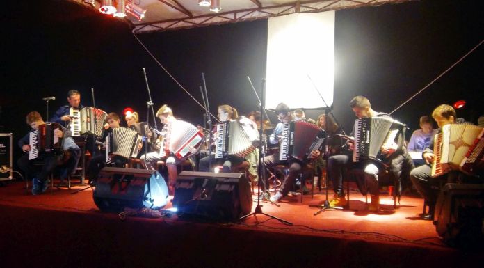 Koncert na otvorenom orkestra harmonika iz Ugljevika