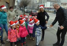 Djeca iz vrtića dijelila kolačiće Djeca iz vrtića dijelila kolačiće