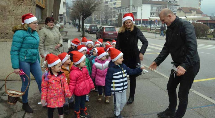 Djeca iz vrtića dijelila kolačiće