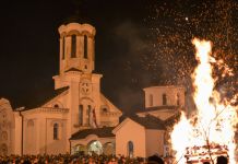 Služena večernja služba i naložen badnjak