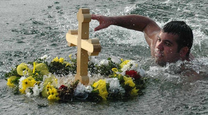 Veliko interesovanje za plivanje za Časni krst u Vojkovićima