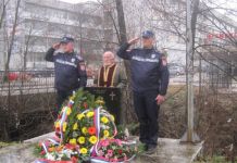 OBILJEŽENE 24 GODINE OD POGIBIJE ZORANA CVIJETIĆAISTOČNO SARAJEVO, 11. JANUARA /SRNA/ - Veterani službi bezbjednosti Republike Srpske, pripadnici Policijske uprave Istočno Sarajevo, borci Vojske Republike Srpske /VRS/ i predstavnici grada i opština Istočnog Sarajeva položili su danas vijence kod spomen-obilježja Zoranu Cvijetiću, prvom ministru unutrašnjih poslova nekadašnje Srpske autonomne oblasti /SAO/ Romanija, koji je poginuo prije 24 godine u Lukavici od snajperskog hica ispaljenog sa brda Mojmilo.Ruže je na spomen-obilježje položio i Cvijetićev sin Sergej, koji je imao četiri godine kada mu je ubijen otac. Pomenu su prisustvovale delegacije MUP-a Republike Srpske, Policijske uprave Istočno Sarajevo, saborci, kao i predstavnici grada i opština Istočnog Sarajeva, te boračkih organizacija i Udruženja veterana službi bezbjednosti Republike Srpske. Predsjednik Udruženja veterana službi bezbjednosti Republike Srpske /Podružnica Istočno Sarajevo/ Radovan Pejić rekao je da je Cvijetić bio jedan od osnivača Ministarstva unutrašnjih poslova /MUP/ Republike Srpske i prvi načelnik Centra službi bezbjednosti Sarajevsko-romanijsko-birčanske regije. "Danas smo, nakon 24 godine od pogibije našeg heroja Zorana Cvijetića odali počast i sjetili se njegovog herojskog puta, prislužili svijeće i položili cvijeće na spomen-obilježje na mjestu gdje je poginuo", naveo je Pejić i dodao da je Cvijetić zaustavio konvoje oružja i municije koji su bili namijenjeni paravojnim formacijama u Sarajevu. Pejić je istakao da je policija voljela Cvijetića jer je uvijek bio u prvim redovima u odbrani svog naroda i Republike Srpske. "Na tome smo mu zahvalni, i dok postoji Udruženje veterana službi bezbjednosti i naši potomci, čuvaćemo uspomenu na njegov herojski put", naglasio je Pejić. On kaže da su se danas prisjetili i odali počast i za 782 pripadnika MUP-a Republike Srpske koji su dali živote za otadžbinu. Zamjenik načelnika Policijske uprave Istočno Sarajevo Predrag Ćajić rekao je da se MUP sa dužnim poštovanjem sjeća svih svojih pripadnika. Predsjednik Boračke organizacije Sarajevsko-romanijske regije Željko Lalić naveo je da su se prisutni danas pomolili za pokojnog Cvijetića na mjestu gdje je ubijen. "To je bio teroristički čin jer jedino tako su neprijatelji Republike Srpske mogli nanijeti zlo srpskom narodu", istakao je Lalić i dodao da je Srpska stvorena zahvaljujući Cvijetiću i više od 700 poginulih pripadnika MUP-a i više od 22.000 poginulih boraca VRS. Zoran Cvijetić, koji je bio i načelnik Sarajevsko-romanijskog centra službi bezbjednosti, rođen je 29. aprila 1962. godine, a poginuo je 11. januara 1994. godine u Lukavici, pogođen snajperskim hicima pripadnika takozvane Armije BiH sa brda Mojmilo. Cvijetić je uspješno rukovodio tadašnjim Centrom javne bezbjednosti Srpsko Sarajevo, te učestvovao u stvaranju MUP-a Republike Srpske. On je u predratnim godinama bio načelnik Stanice javne bezbjednosti Sokolac, a za načelnika Centra javne bezbjednosti Srpsko Sarajevo imenovan je u aprilu 1992. godine.