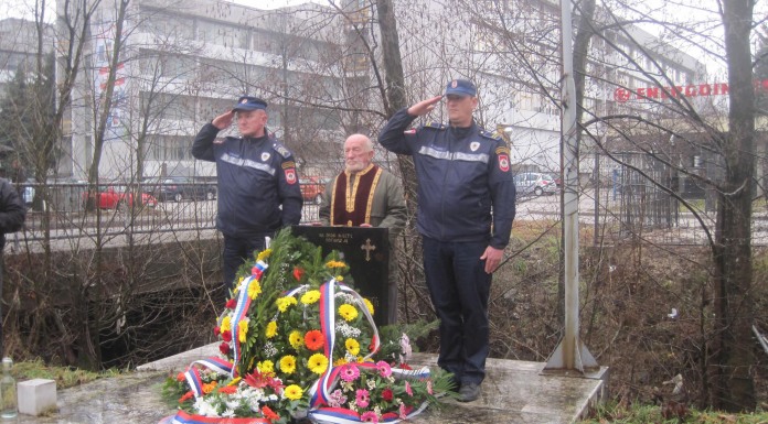 OBILJEŽENE 24 GODINE OD POGIBIJE ZORANA CVIJETIĆAISTOČNO SARAJEVO, 11. JANUARA /SRNA/ - Veterani službi bezbjednosti Republike Srpske, pripadnici Policijske uprave Istočno Sarajevo, borci Vojske Republike Srpske /VRS/ i predstavnici grada i opština Istočnog Sarajeva položili su danas vijence kod spomen-obilježja Zoranu Cvijetiću, prvom ministru unutrašnjih poslova nekadašnje Srpske autonomne oblasti /SAO/ Romanija, koji je poginuo prije 24 godine u Lukavici od snajperskog hica ispaljenog sa brda Mojmilo.Ruže je na spomen-obilježje položio i Cvijetićev sin Sergej, koji je imao četiri godine kada mu je ubijen otac. Pomenu su prisustvovale delegacije MUP-a Republike Srpske, Policijske uprave Istočno Sarajevo, saborci, kao i predstavnici grada i opština Istočnog Sarajeva, te boračkih organizacija i Udruženja veterana službi bezbjednosti Republike Srpske. Predsjednik Udruženja veterana službi bezbjednosti Republike Srpske /Podružnica Istočno Sarajevo/ Radovan Pejić rekao je da je Cvijetić bio jedan od osnivača Ministarstva unutrašnjih poslova /MUP/ Republike Srpske i prvi načelnik Centra službi bezbjednosti Sarajevsko-romanijsko-birčanske regije. 