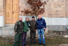 Grad ukrašen badnjacima Grad ukrašen badnjacima