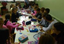 Učenici okitili jelku dobrim djelima Učenici okitili jelku dobrim djelima