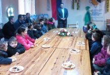 Uručeni paketići djeci ratnih vojnih invalida Uručeni paketići djeci ratnih vojnih invalida