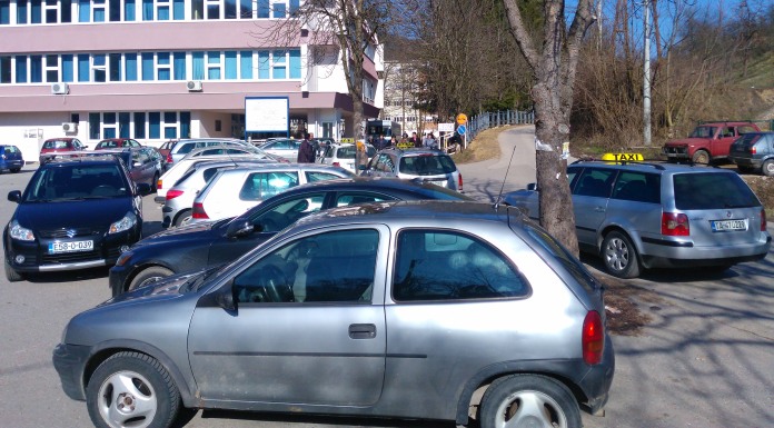 Nedovoljan parking ispred bolnice veliki problem