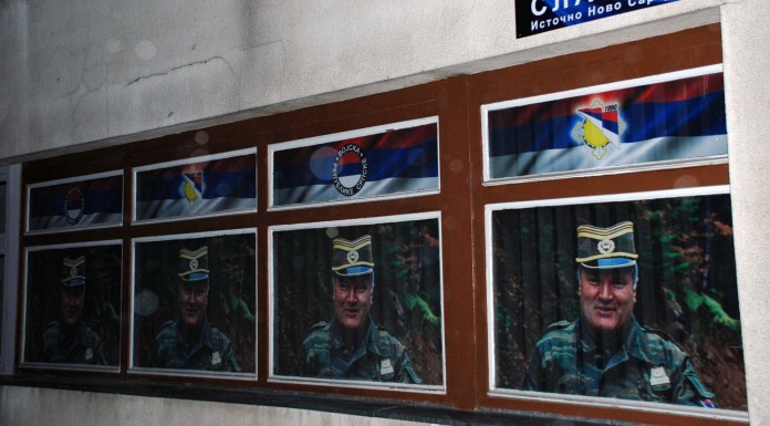 Na zgradi opštine novi plakati sa likom generala Mladića