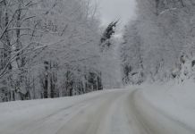 Putevi prohodni, snijeg usporava saobraćaj Putevi prohodni, snijeg usporava saobraćaj