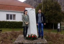 Obilježene 43 godine od smrti Ive Andrića OBILJEŽENE 43 GODINE OD SMRTI IVE ANDRIĆAVIŠEGRAD, 13. MARTA /SRNA/ - Učenici Srednje škole "Ivo Andrić" u Višegradu danas su, povodom 43 godine od smrti velikog srpskog književnika Ive Andrića, položili cvijeće na spomenik nobelovcu kraj višegradske ćuprije i na spomenik u Andrićgradu. "Koristimo njegove mudre misli vodeći se njima kroz život. Učenici Andrića razumiju u velikoj mjeri i njegova djela su zastupljena u našim planovima i programima, kako u Gimnaziji, tako i u srednjim stručnim školama", rekla je profesor srpskog jezika i književnosti Dijana Inđić Milošević. Ona je dodala da učenici razumiju Andrićeva djela jer imaju priliku da posjećuju mjesta o kojima je Andrić pisao. Veliki srpski književnik i nobelovac Ivo Andrić umro je 13. marta 1975. godine, ostavivši iza sebe veliki književni opus.